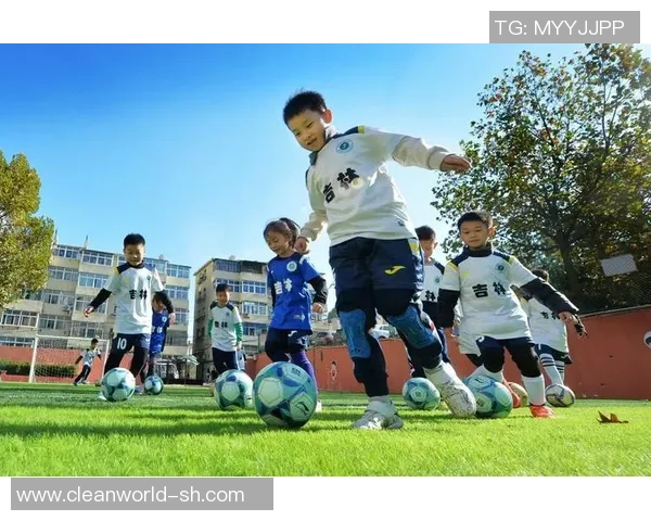 周六足球时光：在绿茵场上挥洒汗水与青春，享受拼搏与友谊的美好瞬间